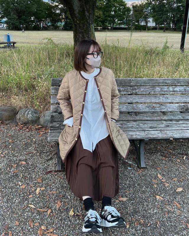【ノーカラーシャツの上に羽織るもの】ロングコート×ノーカラーシャツ