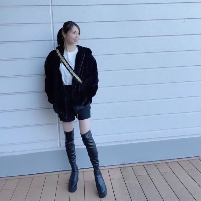 【ボアブルゾンのコーデ2】ミニスカート・ショートパンツに合わせる