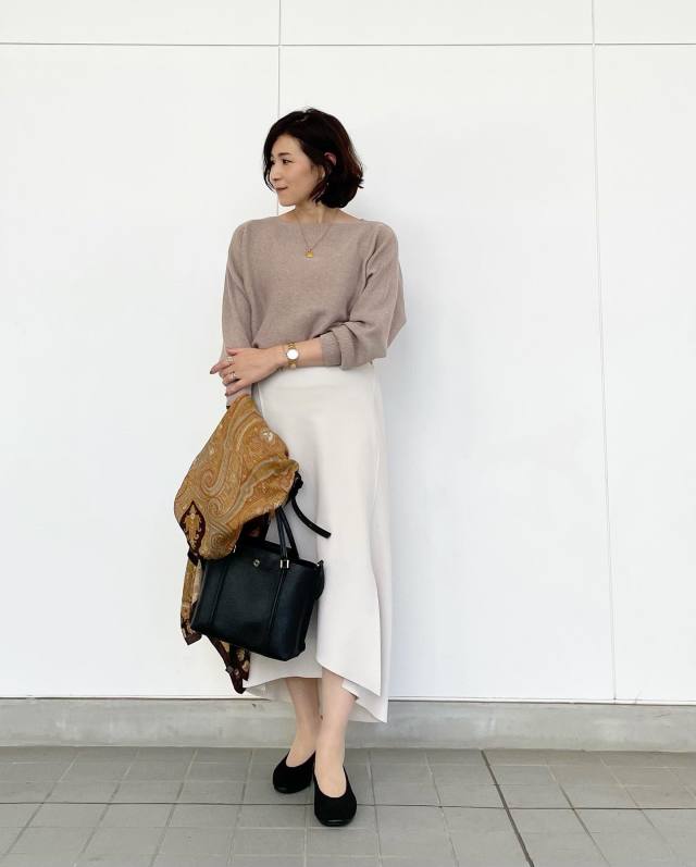 【50代母親・顔合わせのカジュアルな服装3】きれいめな白スカート