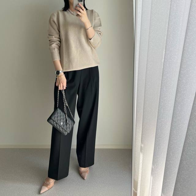 シンプルなベージュニット×クリーンな黒パンツ