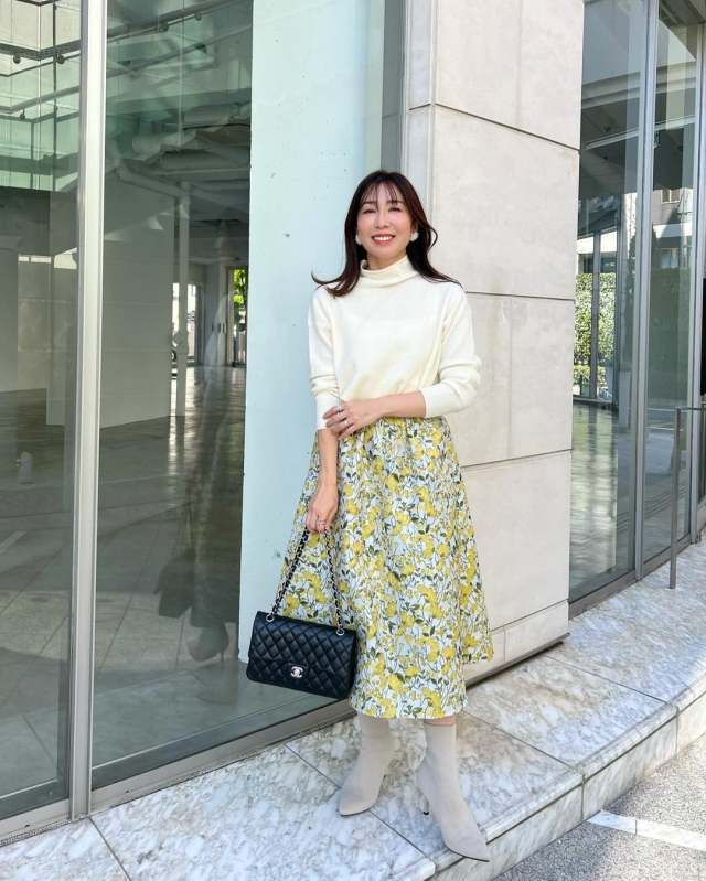 白トップス×花柄スカートで洗練コーデに