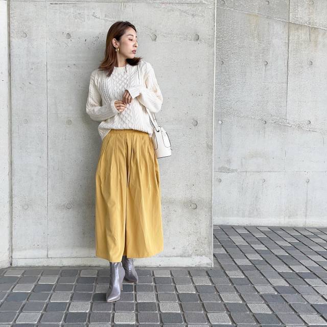 【2月の服装】白ニット×きれい色スカートのコーデ