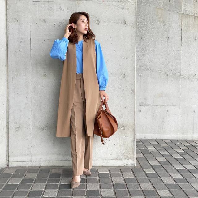 【50代母親・顔合わせの服装におすすめ4】ロングジレのパンツスタイル