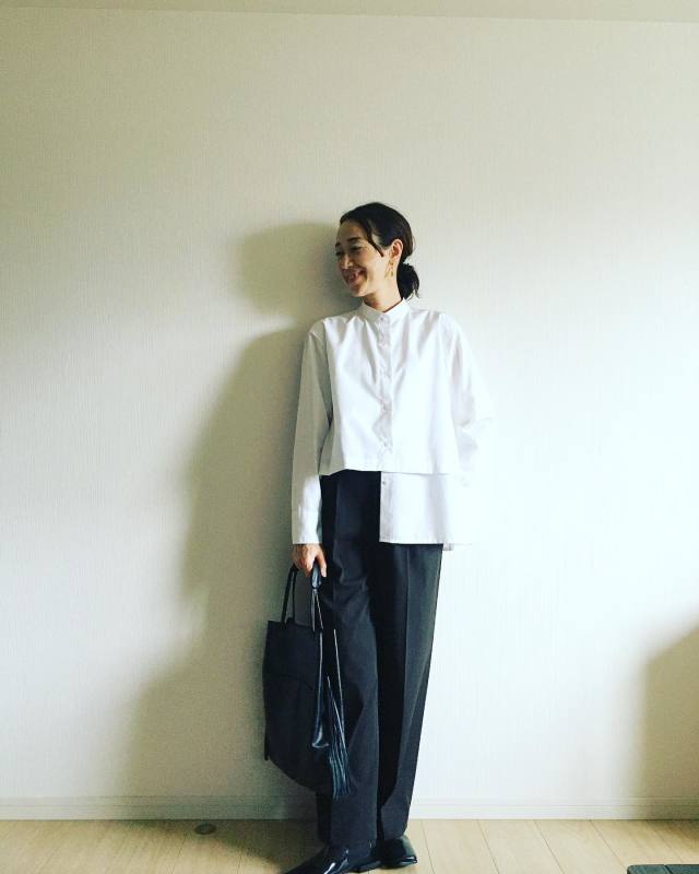 【50代におすすめの着こなし方2】アシンメトリーデザインの服×地味色コーデ
