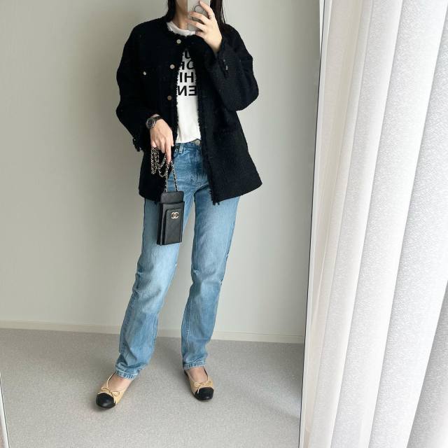 大人っぽく装いたい日は「黒ツイードジャケット×デニムパンツ」