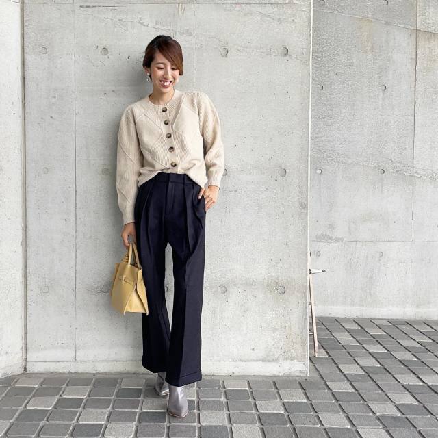厚手ニット×ブラックパンツで見た目も体感もあったかコーデに