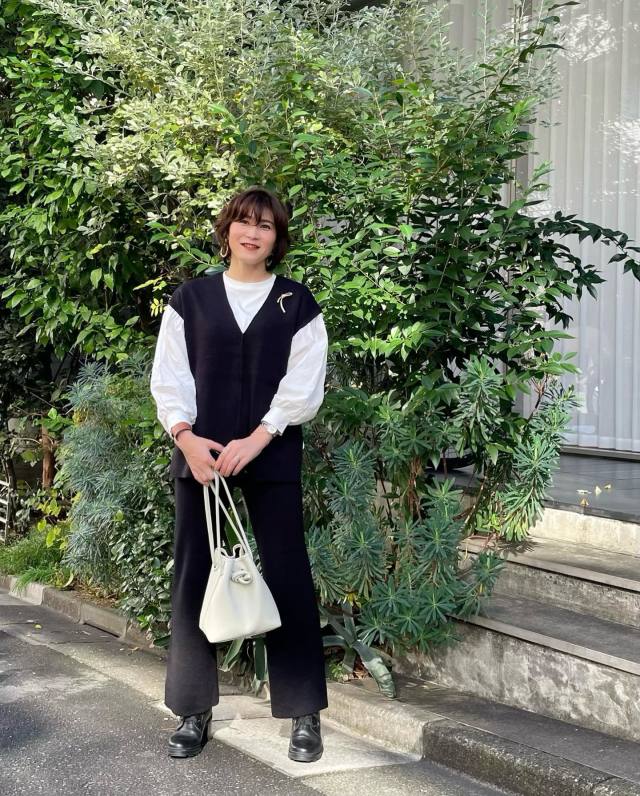 ブローチ×黒い服のカジュアルコーデ