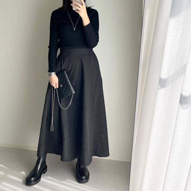 黒い服には「シルバーorゴールドのネックレス」