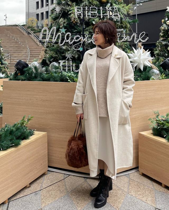 ベージュのタートルネック×淡い系統色の服