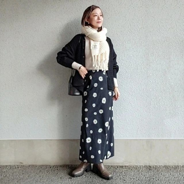 【40代におすすめのストール・マフラー3】どんな服にも合う「白のストール・マフラー」