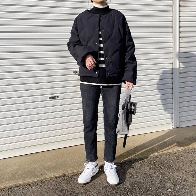 着膨れしない「ノーカラーショートダウン×パンツ×スニーカー」