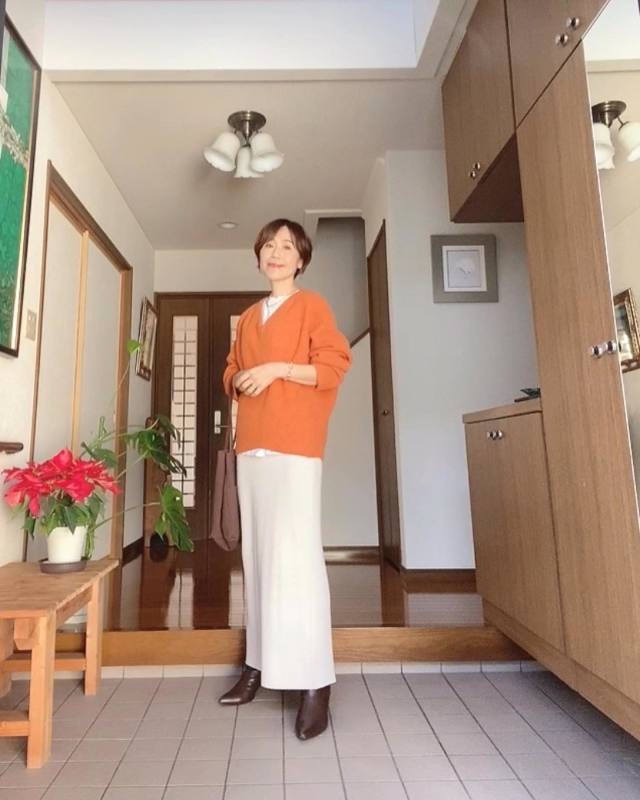 【50代のロングブーツコーデ1】ロングスカート・アシメスカート