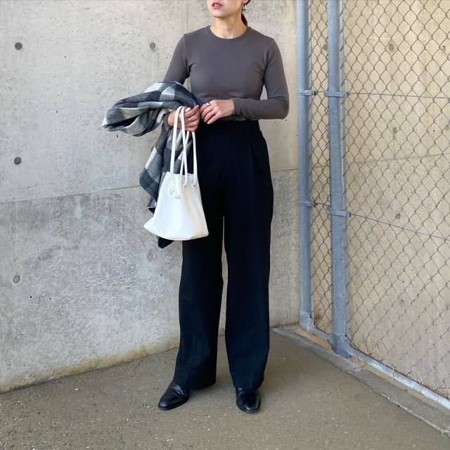 【1】女性らしくハンサムな「タイトシルエットのロンTコーデ」