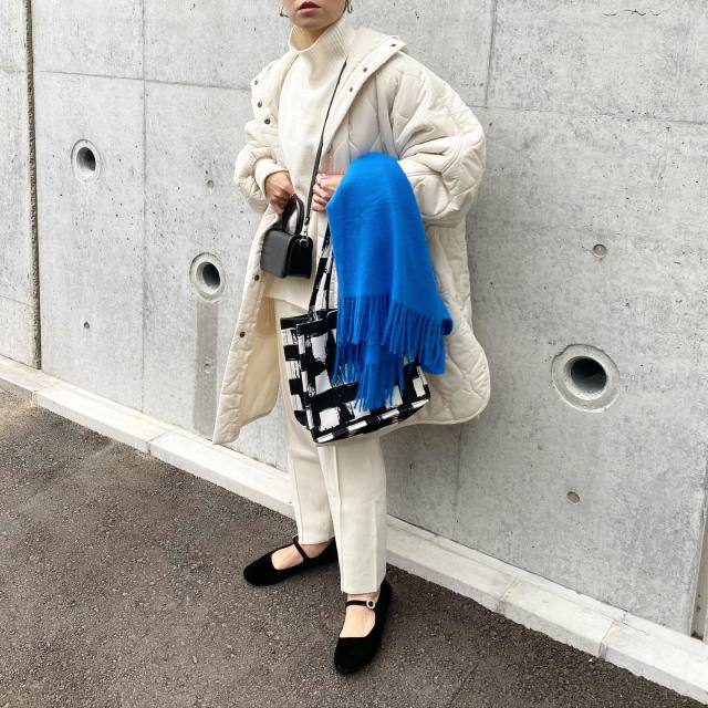 【40代におすすめのストール・マフラー1】着けるだけでオシャレな「アクセントカラーのストール・マフラー」