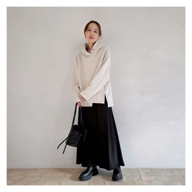 【50代の楽な服1】ツヤ生地のスウェット・パーカー