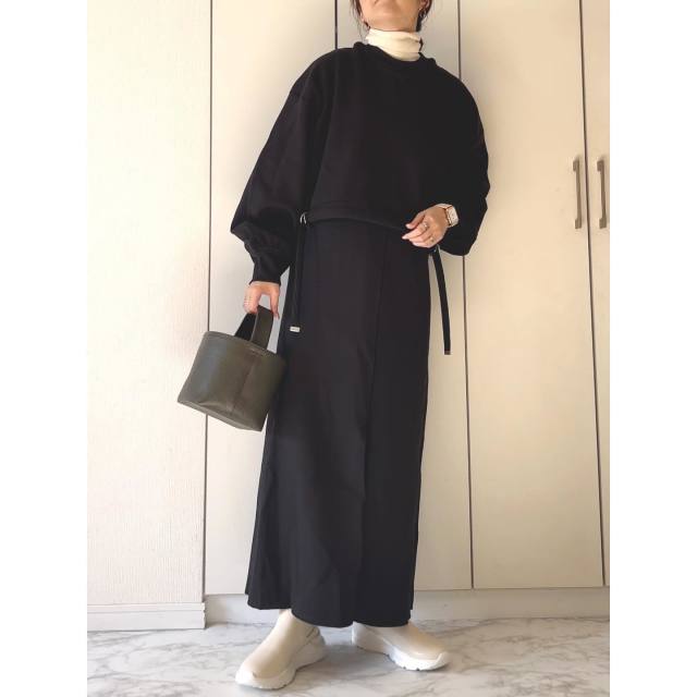 ブラックコーデを「明るいタートルネック」で軽やかに！