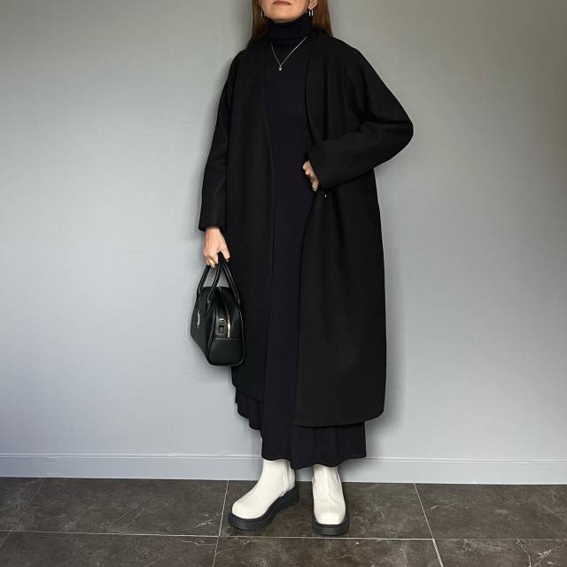 全身黒コーデ×白ブーツでメリハリON
