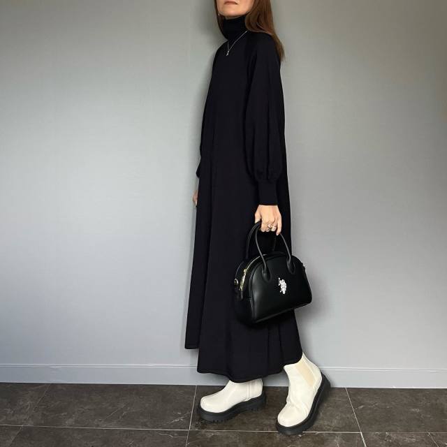 全身黒コーデ×白ブーツでメリハリON