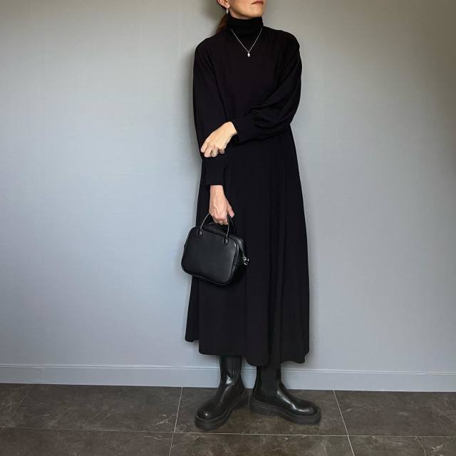 【黒のタートルネックニット・ニットワンピース】長めのペンダントネックレス