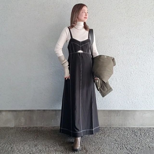【冬のおすすめコーデ2】配色ステッチのキャミワンピース×タートルネックニット