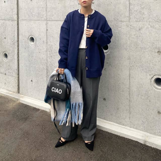 【40代50代・冬のオフィスカジュアル4】暗い色ばかりの日は「カラーストール」を添える
