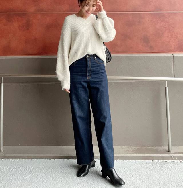 【40代50代の雨の日コーデ3】デニムパンツは乾きが早いライトオンスを！