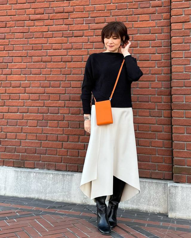 【アシンメトリーのロングスカート】シンプルなトップスを合わせてよそ行きに