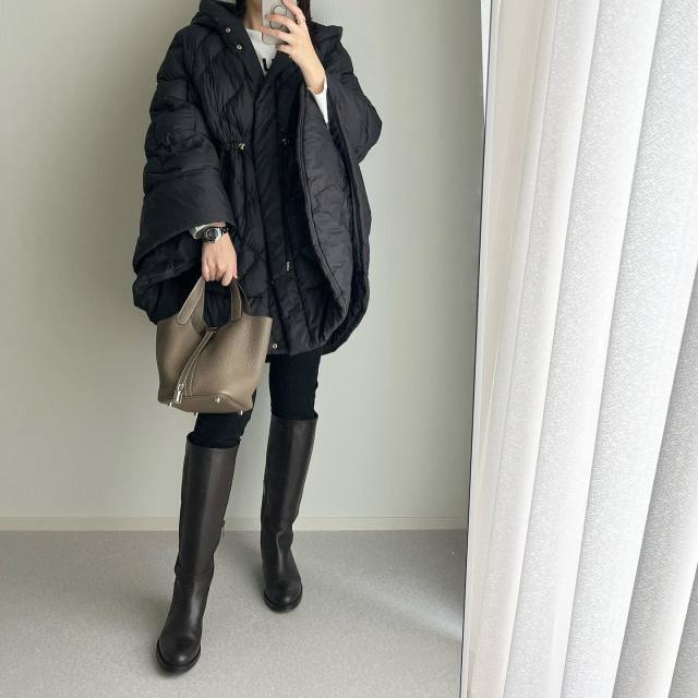【40代50代のロングブーツコーデ4】オールブラックなら着痩せ＆即サマに！