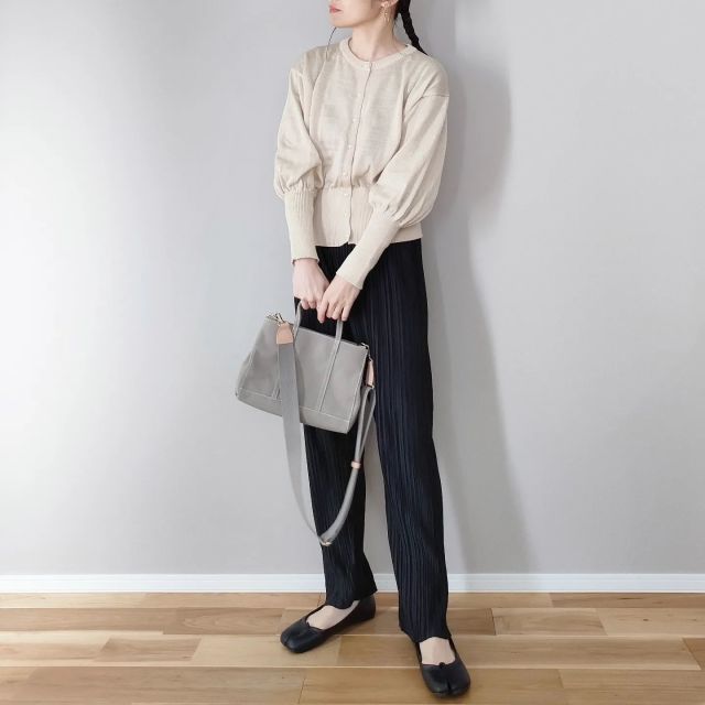 普通の黒パンツ感覚で穿ける「黒のプリーツパンツ」