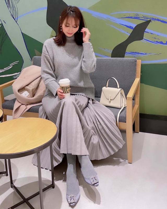 【40代のパンプスコーデ4】冬のタイツには「ビジュー・バックル付きパンプス」