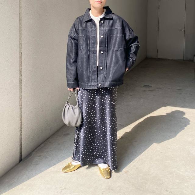 大人っぽく決まる「濃い色デニムジャケット」