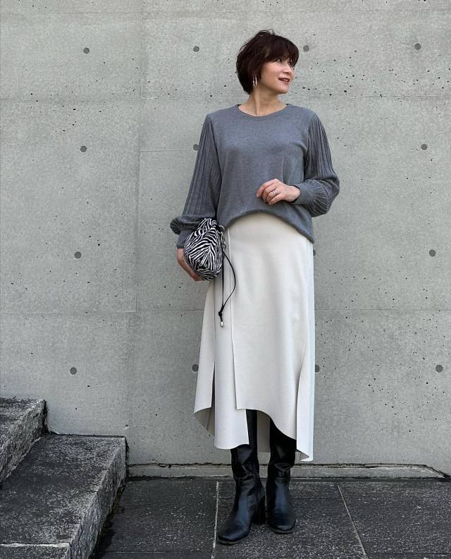 【50代におすすめの着こなし方2】アシンメトリーデザインの服×地味色コーデ