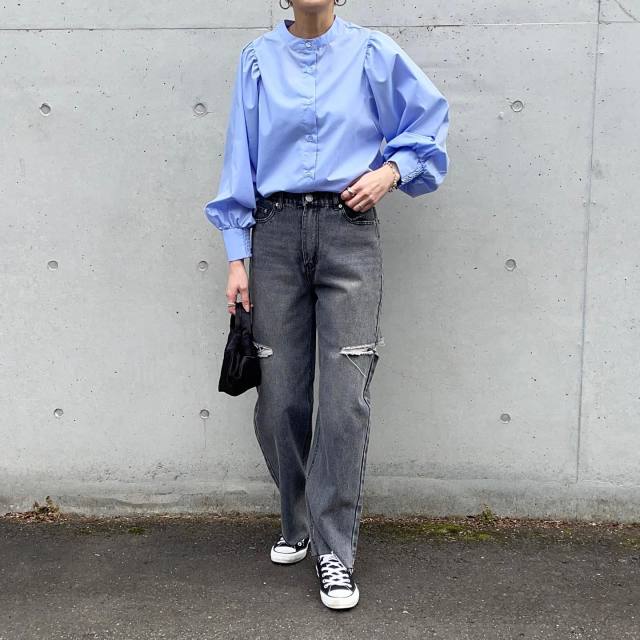 【1】40代にぴったり「きれいめなブラウス×デニムパンツ×スニーカー」