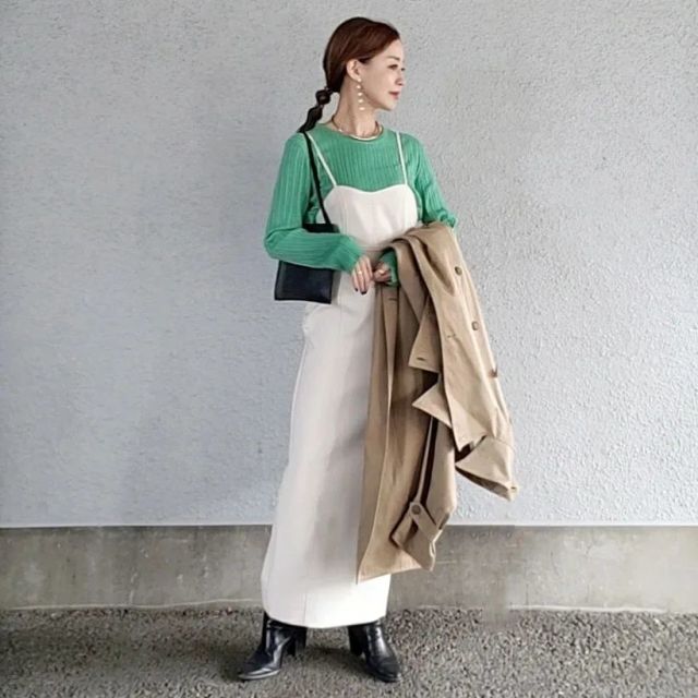 【冬のキャミワンピースに合う靴】つま先がシャープなブーツ