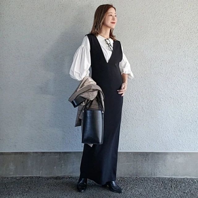 【50代・アフタヌーンティーの服装3】着心地ラクな「Iラインのジャンパースカート」