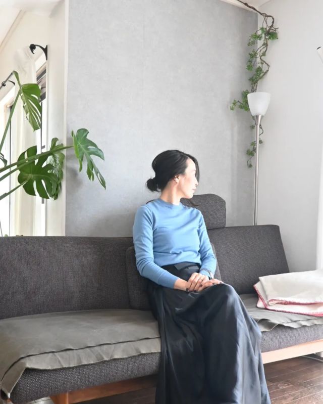 【50代が今着る服3】持っていれば重宝する「明るい色のハイゲージニット」