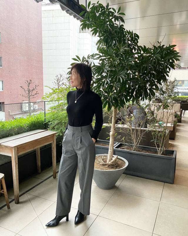 【50代の黒タートルネックコーデ4】グレーパンツを合わせる