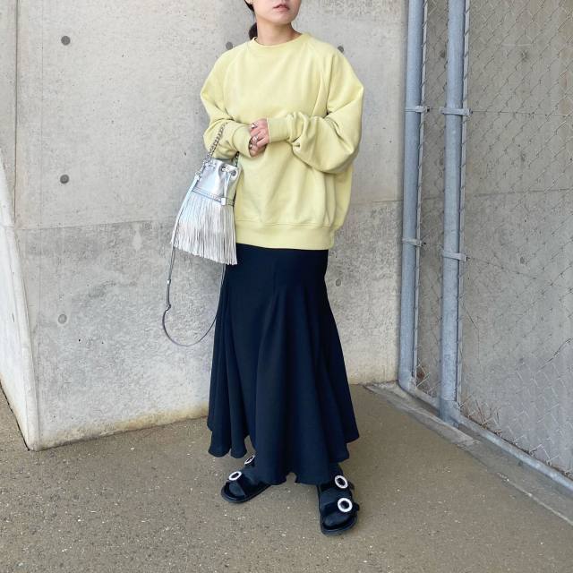 3｜ゆったりとしたスウェット・ニットを裾出しする