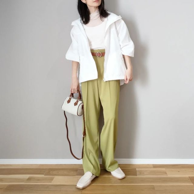 【カジュアルで好印象な服装3】淡い色のきれいめパンツ×クリーンなトップス