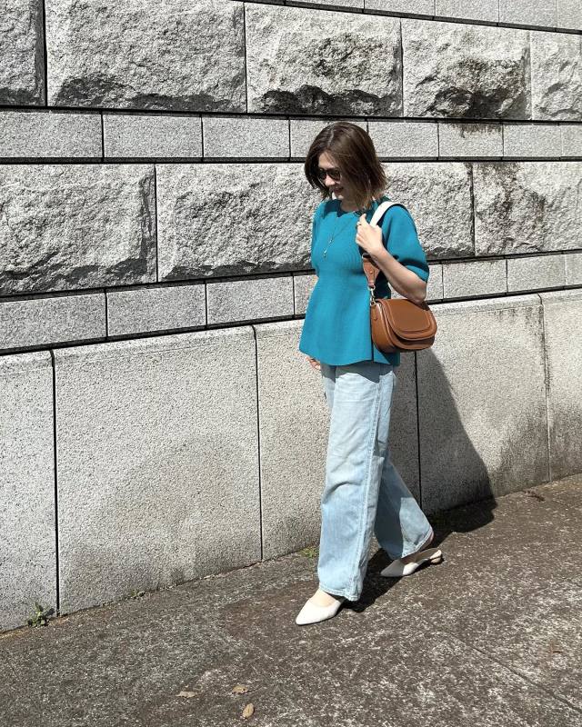 ペプラムトップスに合わせやすい「ストレートのデニムパンツ」