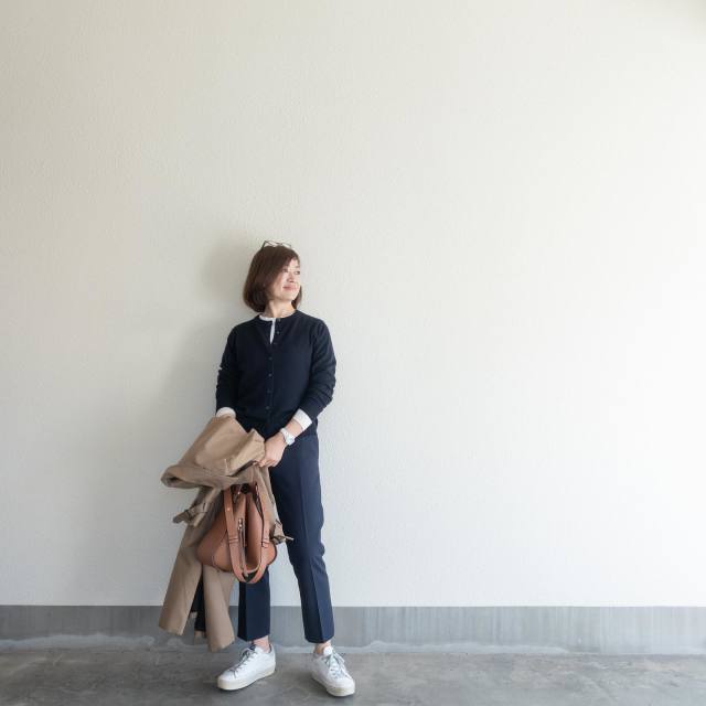 爽やかにハズす「紺のテーパードパンツ×白スニーカーコーデ」