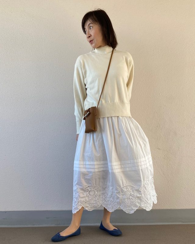 色や素材で春のエッセンスを楽しむお出かけコーデ