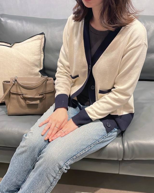 【お花見×デニムコーデ4】気温が高い日は脱ぎ着しやすいカーディガンをプラス