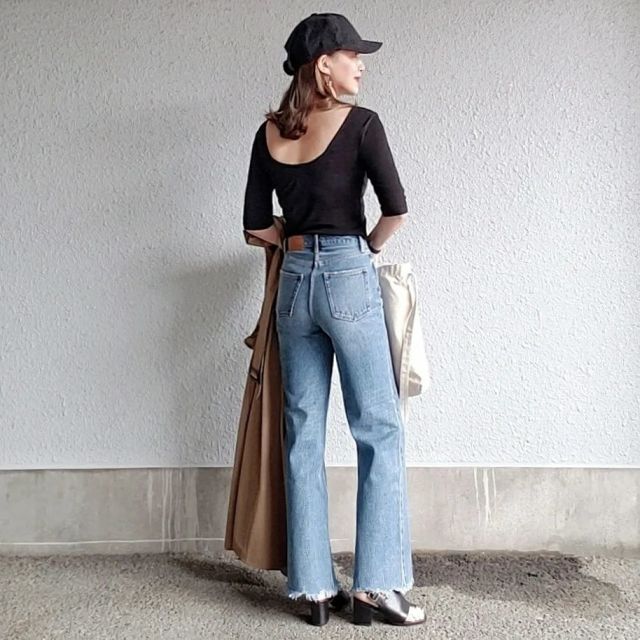 背中の上側が空いた服の名前は？