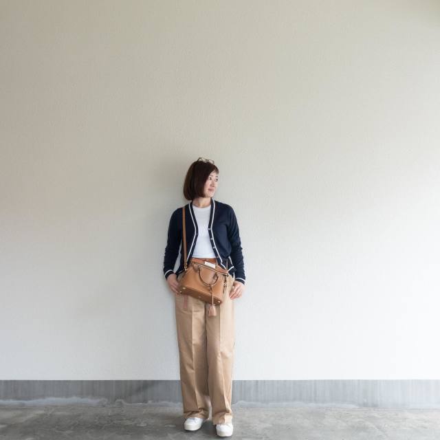 【50代のベージュバッグコーデ1】カッチリしたベージュバッグ×カジュアル服