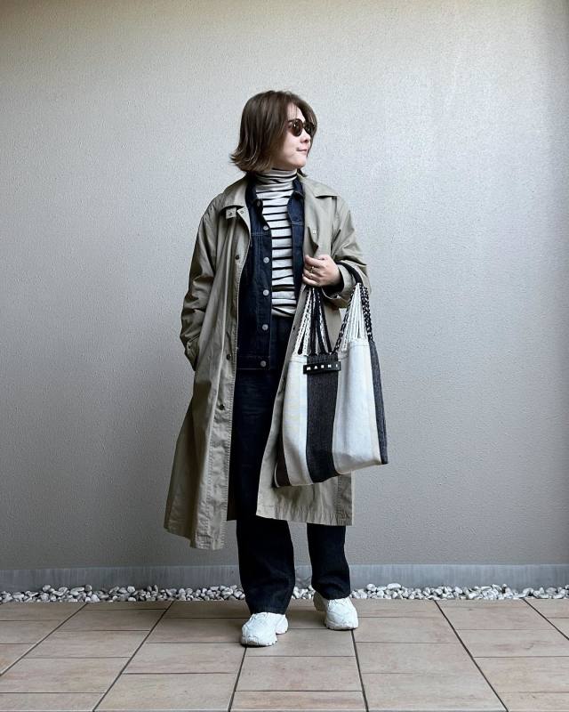 ステンカラーコートに合わせやすい服は？