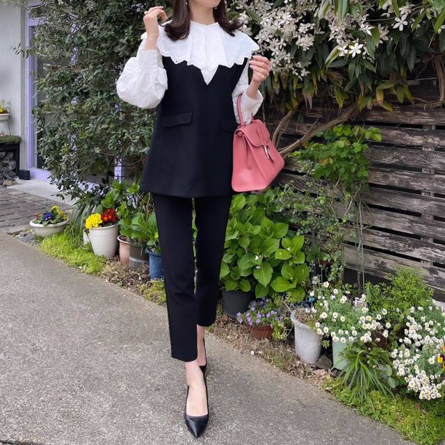 【40代のパンプスコーデ1】シンプルな服装を格上げする「プレーンなパンプス」