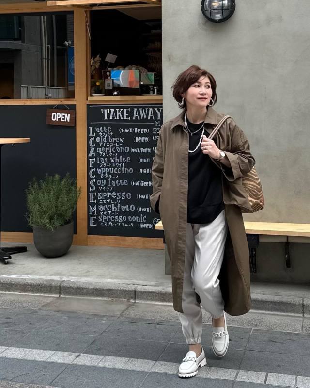 【50代の街歩きウォーキングコーデ1】ジョガーパンツ×ロングコート・ジレ