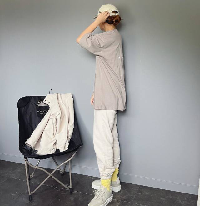 【50代・ピラティスにおすすめの服装4】速乾性があれば「スウェツトパンツ」もOK