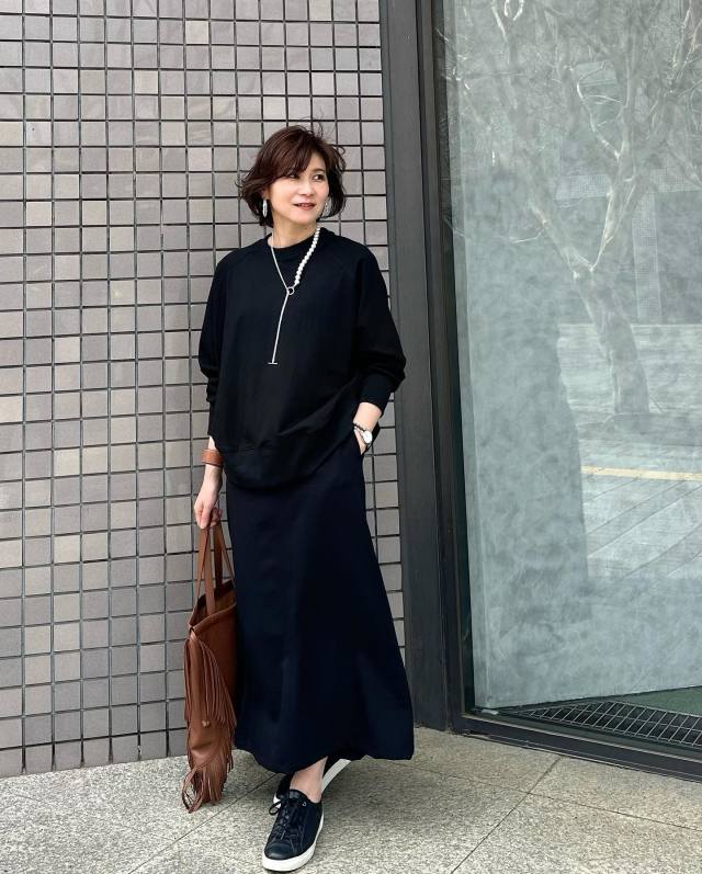 上品スカートコーデに黒スニーカーで親しみやすさをON